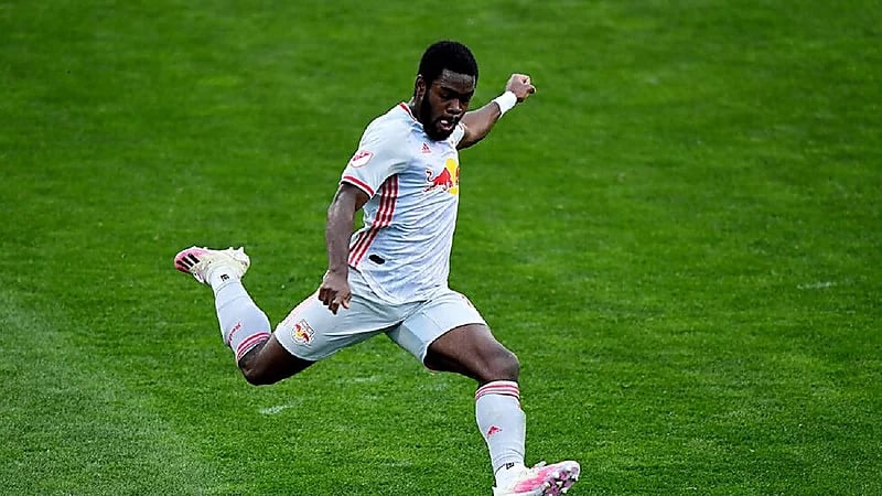 شاهد .. لاعب يركل الكرة بقوة في وجه مشجعة بأحد المدرجات