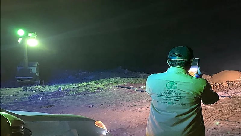 بالصور.. تصاعد الأدخنة إثر حريق بأحد المرادم بمكة