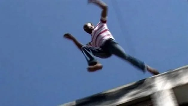 رجل يلقي بنفسه من الطابق الرابع بسبب خلافات أسرية