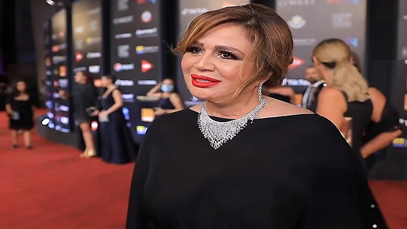 إلهام شاهين تنفعل على فتاة وقفت خلفها أثناء التصوير