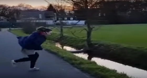 بالفيديو.. سقوط مروع لفتاة في مجرى مائي