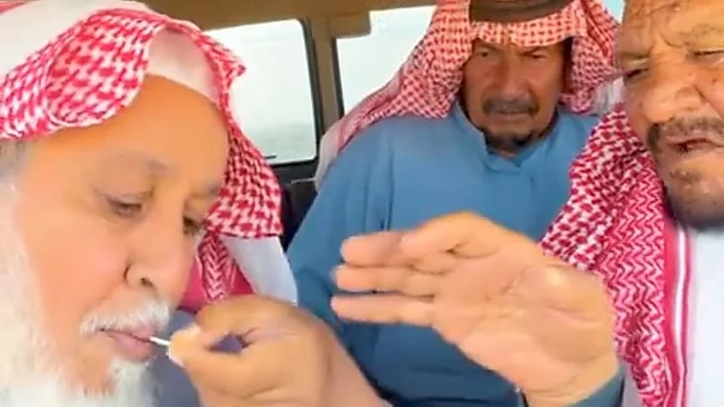 ‏مقطع عفوي لشيبان يجربون بيضة الشوكولاتة لأول مرة .. فيديو