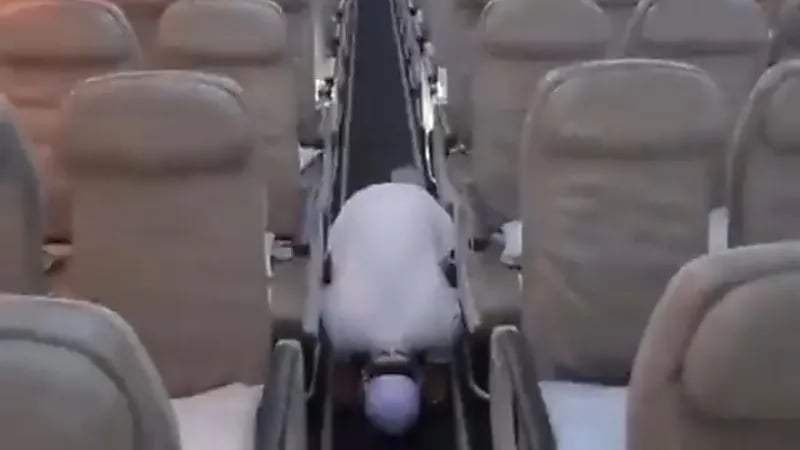 بالفيديو.. تايلندي يسجد شكرًا لله بأول رحلة من بانكوك إلى المملكة