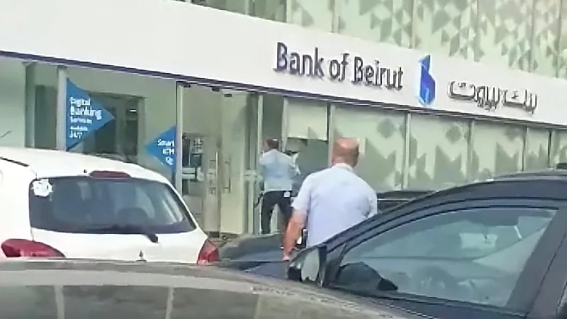 بالفيديو.. مسلح يطلق النار على واجهة مدخل بنك بيروت ويلوذ بالفرار