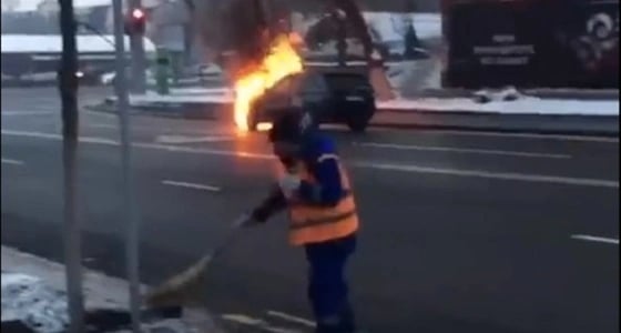 بالفيديو.. رد فعل صادم لعامل نظافة لحظة اشتعال النيران بسيارة أمامه