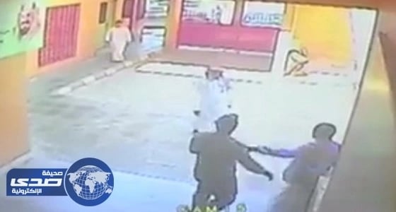 بالفيديو.. تعليم جدة تحقق في اقتحام شخص مدرسة متوسطة والاعتداء على طالب