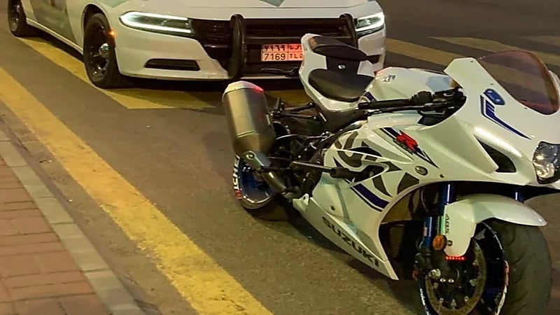 ضبط قائد دراجة آلية ظهر وهو يقودها على إطار واحد بالعاصمة المقدسة