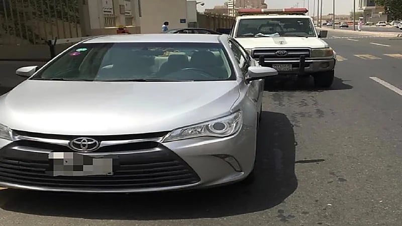 بالفيديو.. الإطاحة بقائد مركبة تجاوز السرعة القانونية والخط الأصفر