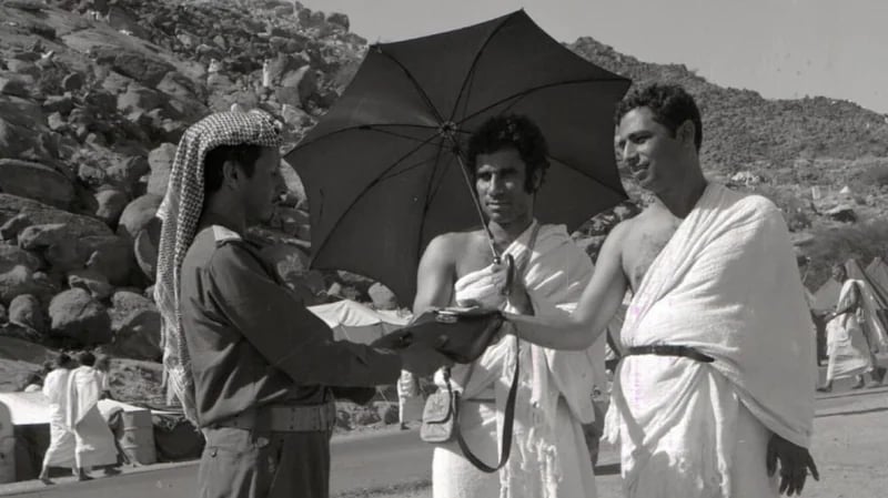 صورة نادرة لأحد ضباط الحرس الوطني يقدم المساعدة لحجاج عام 1397هـ