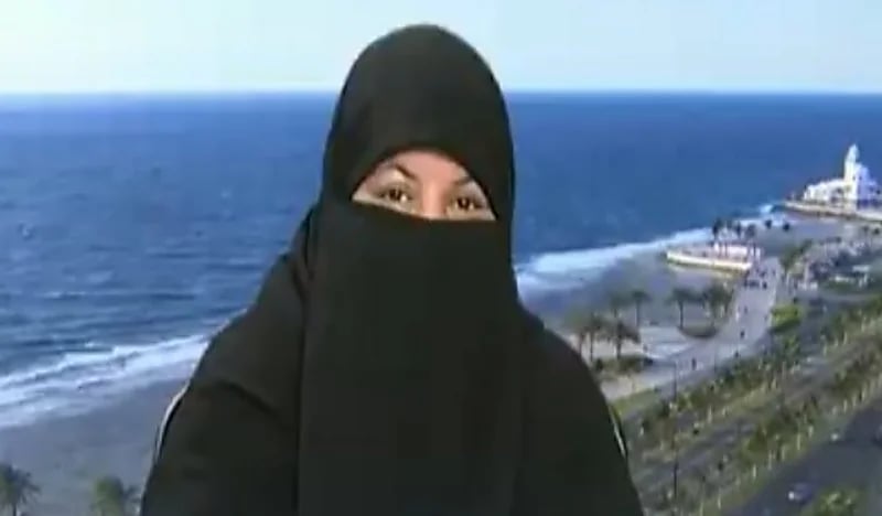 مواطنة تكشف عن حجم الأرباح في مهنة الدلالة بسوق الخضار والفاكهة "فيديو"