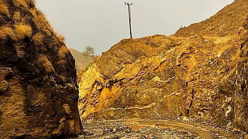 أمطار جازان تعرقل حركة أهالي جبل آل يحيى