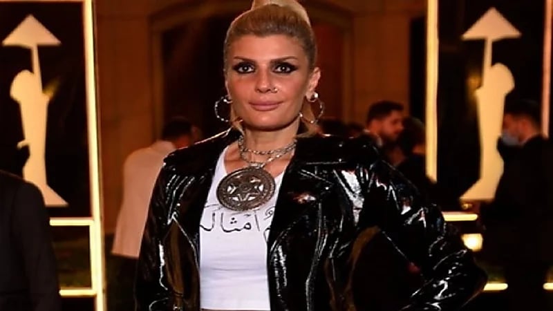 فيدرا ترد على انتقادات كتابة آية قرآنية على ملابسها