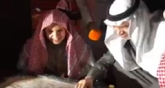 بالفيديو.. وزير التعليم يندمج في لعبة " الكيرم " مع الطلاب