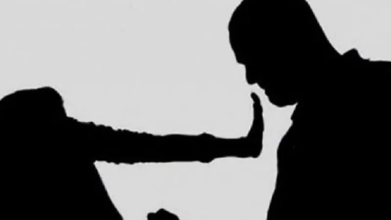 ضبط شاب لتحرشه بفتاه أثناء سيرها برفقة والدتها