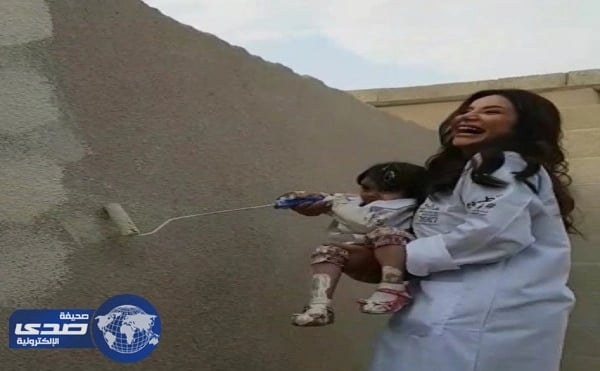 بالفيديو.. الاعلامية لوجين عمران تٌساعد في ترميم المنازل