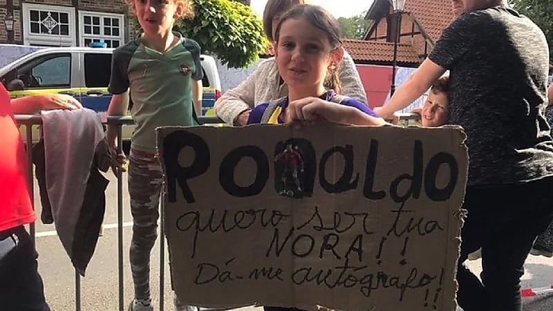 فتاة صغيرة لرونالدو: أريد أن أصبح زوجة ابنك .. صورة