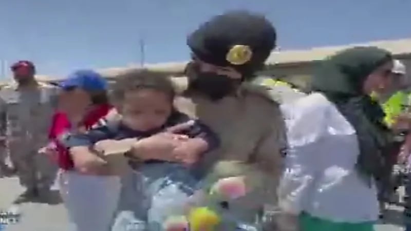 شاهد.. طفل أحد رعايا الدول في أحضان جندية سعودية
