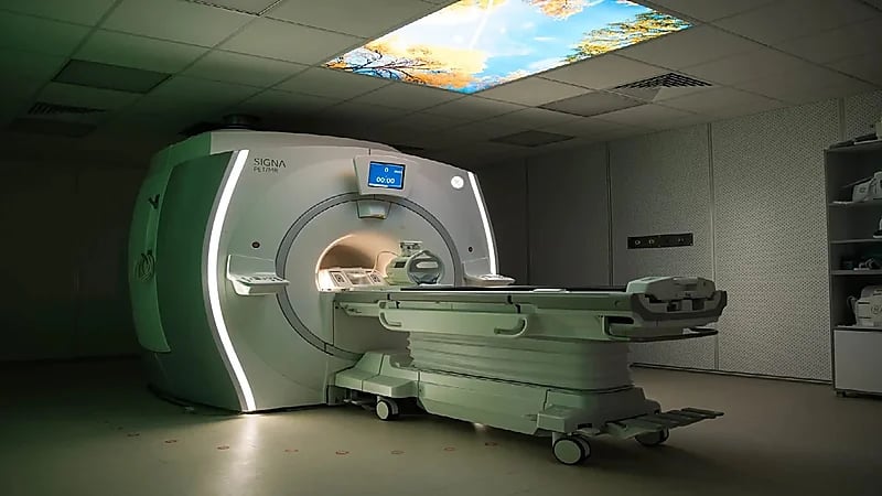 سلسلة معدنية تودي بحياة رجل داخل جهاز رنين مغناطيسي