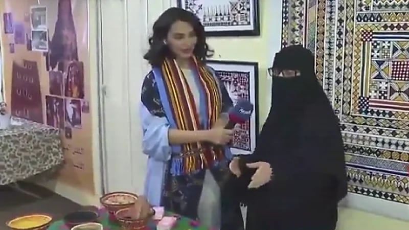 بالفيديو.. قصة سيدة امتهنت الفن العسيري في أبها منذ 20 عاما