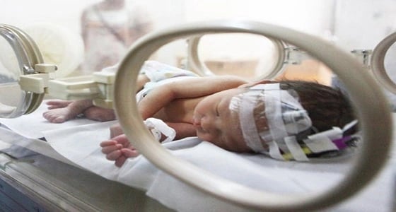 بالصور.. إنقاذ طفل حديث الولادة ألقته والدته بالمرحاض