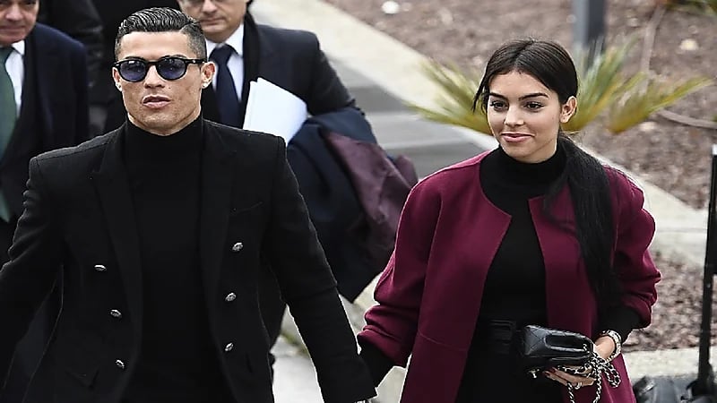 والدة رونالدو تهدد حلم "جورجينا"