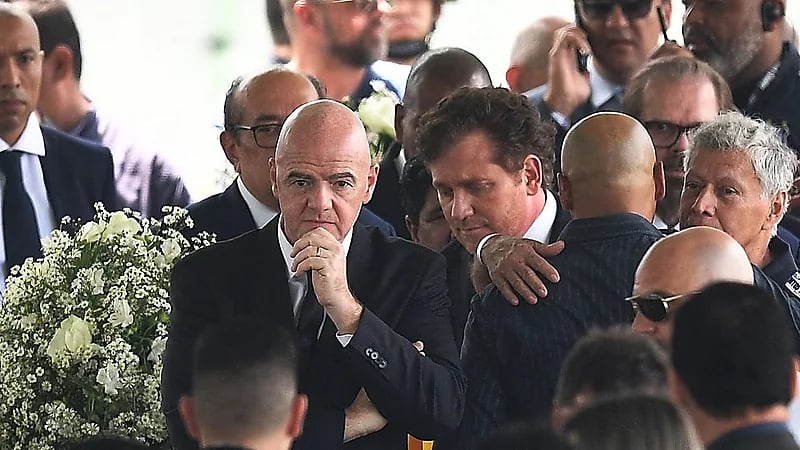 رئيس "فيفا" يطلب من كل دولة تسمية أحد ملاعبها باسم "بيليه"