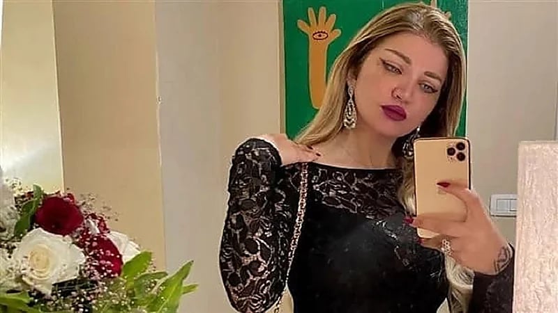 ياسمين الخطيب تستعرض أنوثتها وجمالها أمام المرآة