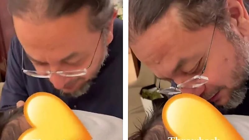 مشجع اتحادي يلقن حفيده نشيد النادي لحظة ولادته .. فيديو