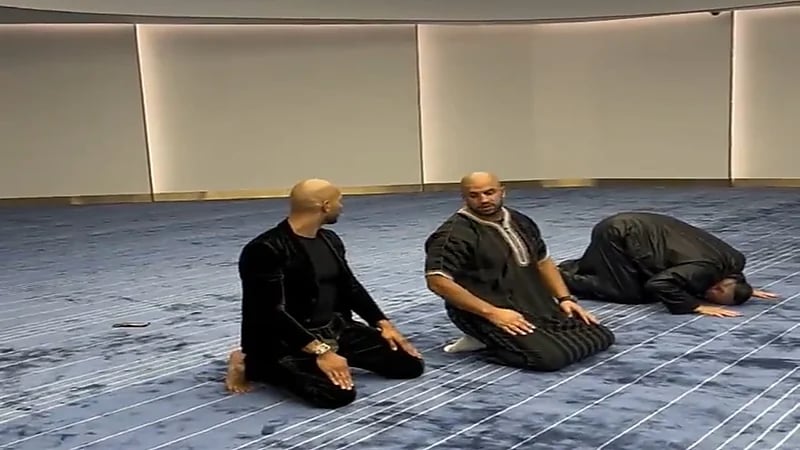 بالفيديو.. ملاكم كيك بوسكينغ معروف يعتنق الاسلام