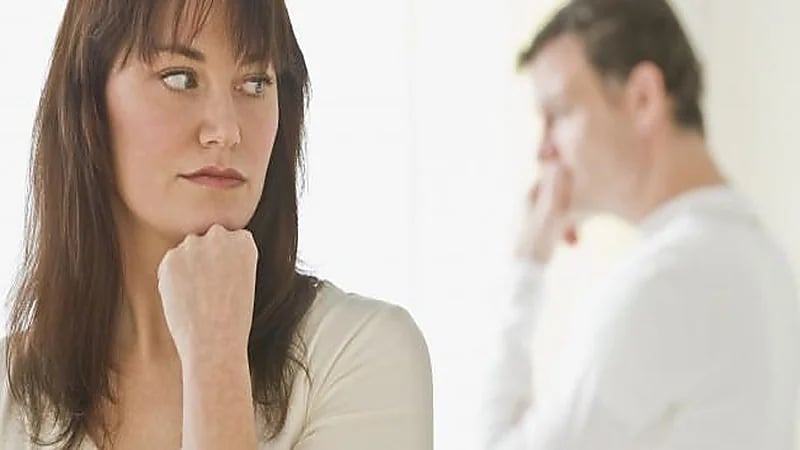 سيدة تتحايل على زوجها 20 عامًا بـ "الزهايمر" لسرقته