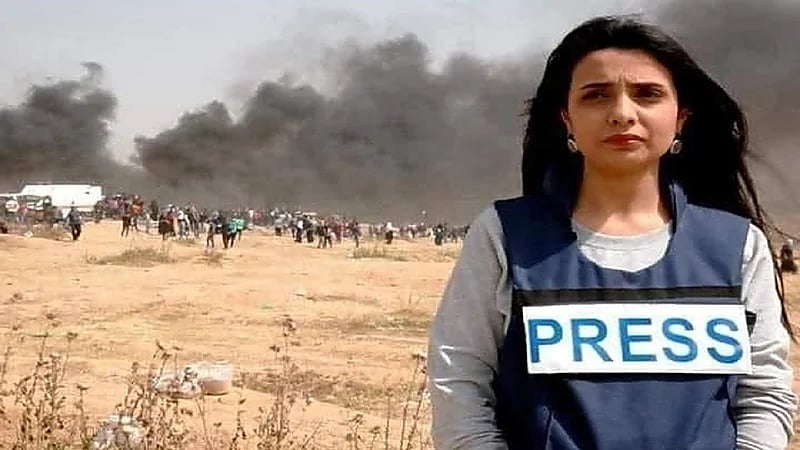 صحفية فلسطينية تتعرض للضرب بجذع شجرة لعدم ارتدائها الحجاب!