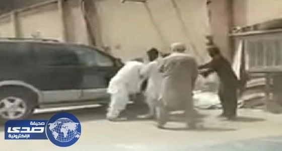 بالفيديو.. شاب يتمكن من فض مشاجرة حامية بين وافدين