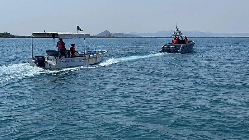 إنقاذ مواطنين تعطلت واسطتهما البحرية في عرض البحر