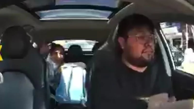 امرأة تهدد سائق أوبر بتهمة التحرش إن لم يصطدم بالسيارة التي أمامه.. فيديو