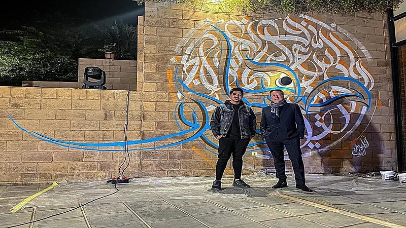 شاهد.. مواطن يرسم جدارية ببيت سفير فرنسا بالأحرف العربية