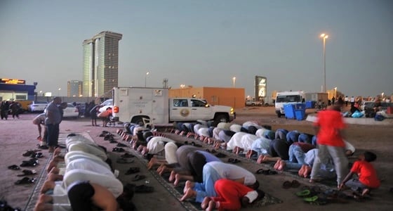 مصليات " الأمر بالمعروف " تقيم صلاة الجماعة لمرتادي الشواطئ البحرية بجدة