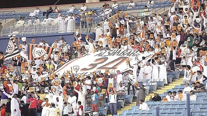 الشباب يساند أحد المشجعين بعد تعرضه لأزمة