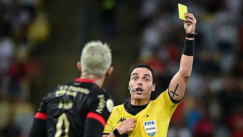 قانون تضييع الوقت الجديد يغير نتيجة مباراة بالدوري البرازيلي.. فيديو