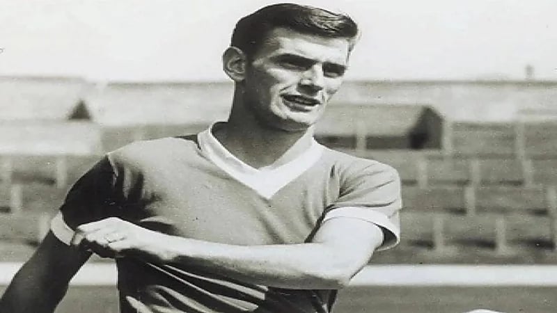 وفاة آلان بيكوك نجم إنجلترا ومهاجم ميدلسبره السابق عن 87 عاماً