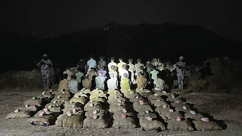 القبض على 31 شخصًا لتهريبهم مواد مخدرة