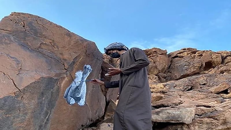 شاهد.. شاب يرسم على الصخور في سكاكا