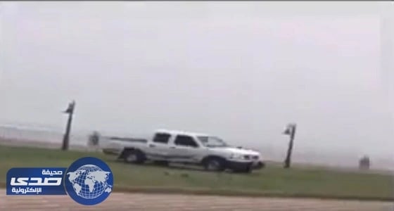 بالفيديو.. درباوي يفحط ويخرب البساط الأخضر بكورنيش الجبيل الصناعية