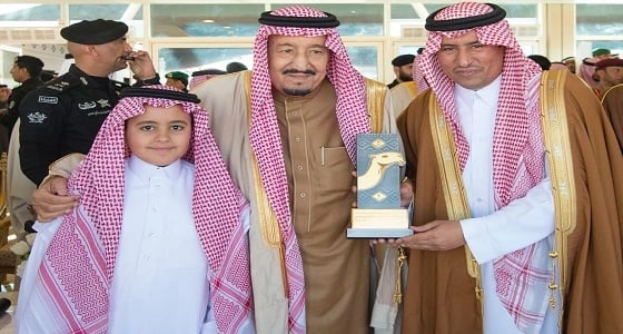 خادم الحرمين يكرم " علي فالح " أصغر موهبة في التعليق على سباقات الهجن