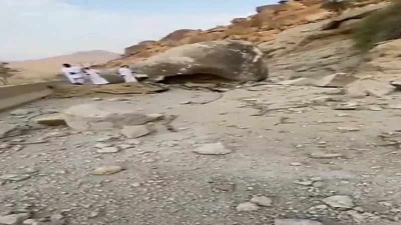 شاهد.. آثار سقوط صخرة كبيرة من جبل بعرض الطريق في النماص 