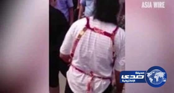 بالفيديو.. سيدة تهاجم عشيقة زوجها وتلقنها درسًا أمام ضباط الشرطة