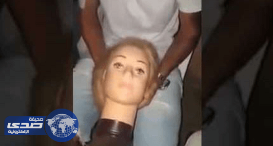 بالفيديو ...شاب دفعه الفضول لفحص دمية جنسية من الداخل فصعق  بما وجد !