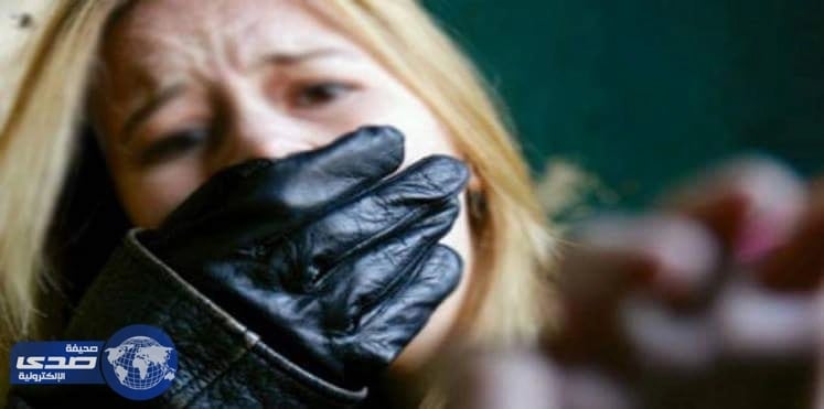 بالفيديو...لحظة العثور على فتاة مختطفة داخل صندوق سيارة