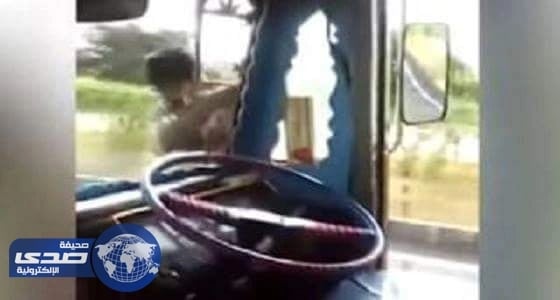 بالفيديو.. مغامر ترك شاحنته تسير وحدها  يثير الغضب