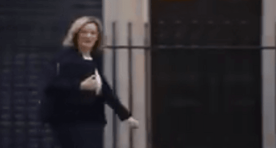 بالفيديو..موقف محرج لوزيرة بريطانية بسبب «الكعب العالي»