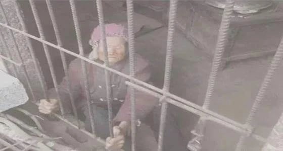 بالفيديو.. أبناء يحبسون أمهم المسنة في «قفص»